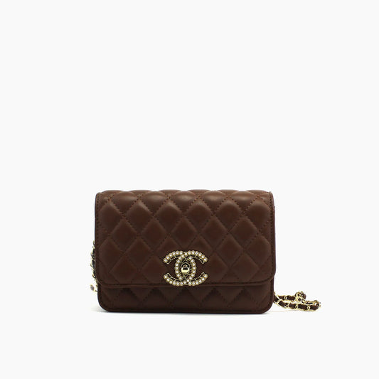 Chanel Wallet on Chain (WOC) Marron Chocolat (cuir) avec fermoir CC en strass