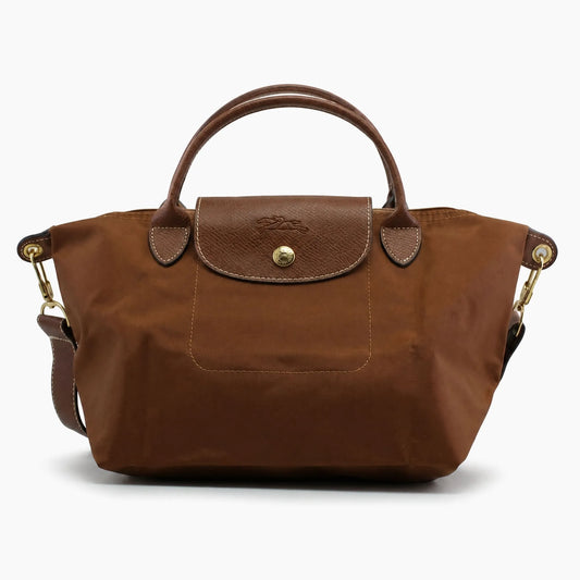 Le Pliage Neo: Marron avec des détails en cuir marron foncé.