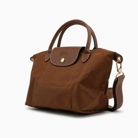 Le Pliage Neo: Marron avec des détails en cuir marron foncé.
