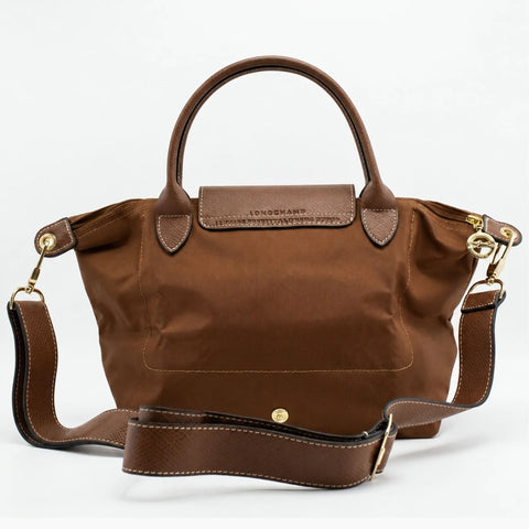Le Pliage Neo: Marron avec des détails en cuir marron foncé.