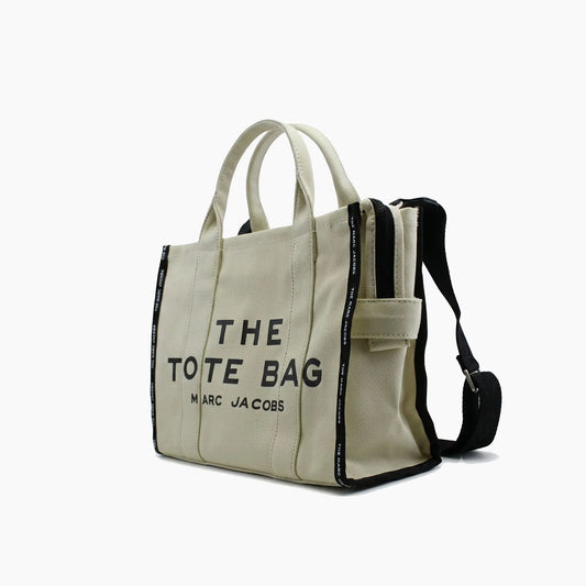 The Tote Bag: Beige avec des détails noirs.