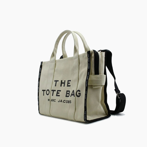 The Tote Bag: Beige avec des détails noirs.