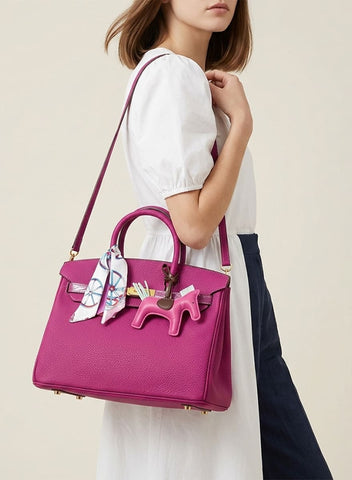 Birkin d'Hermès Cuir rose fuchsia et accessoires rose et blanc.