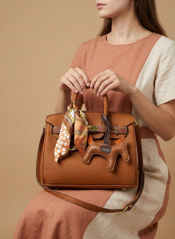 Birkin d'Hermès Cuir camel et accessoires orange