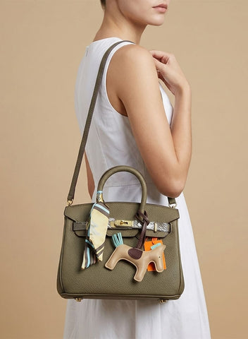 Birkin d'Hermès Cuir kaki clair et accessoires beige et bleu./mini sac