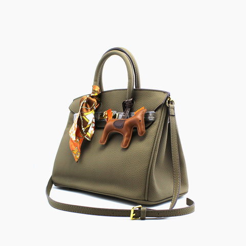 Birkin d'Hermès Cuir taupe et accessoires orange.