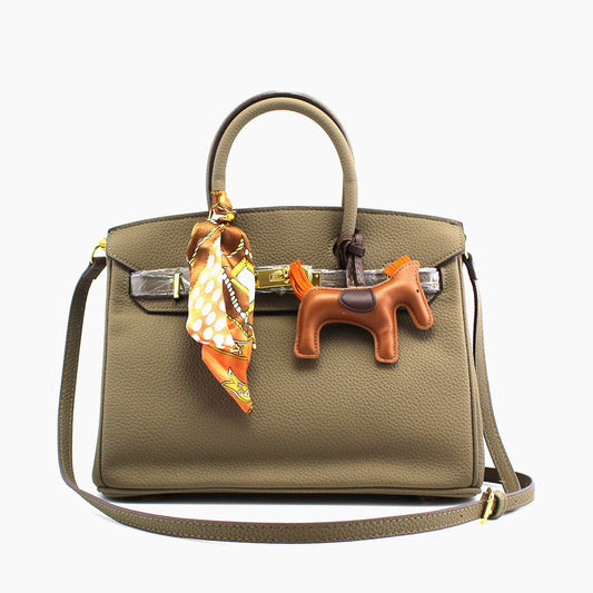 Birkin d'Hermès Cuir taupe et accessoires orange.