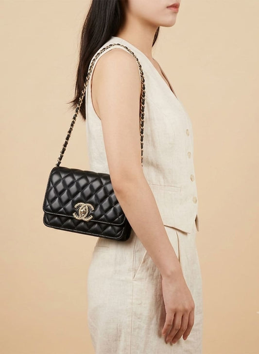 Chanel Wallet on Chain (WOC) Noir (cuir) au Fermoir CC en Strass