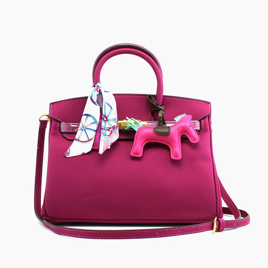 Birkin d'Hermès Cuir rose fuchsia et accessoires rose et blanc.