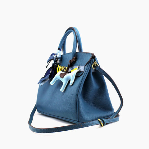 Birkin d'Hermès Cuir bleu jeans et accessoires bleu et jaune.