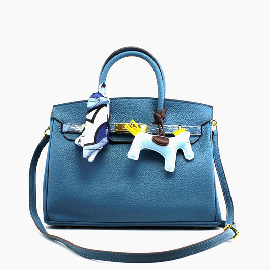 Birkin d'Hermès Cuir bleu jeans et accessoires bleu et jaune.