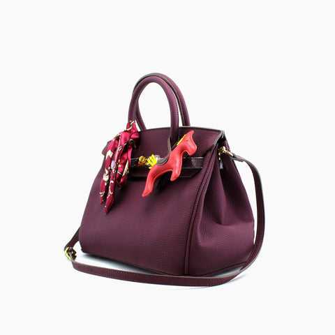 Birkin d'Hermès Cuir bordeaux et accessoires rouge et jaune.