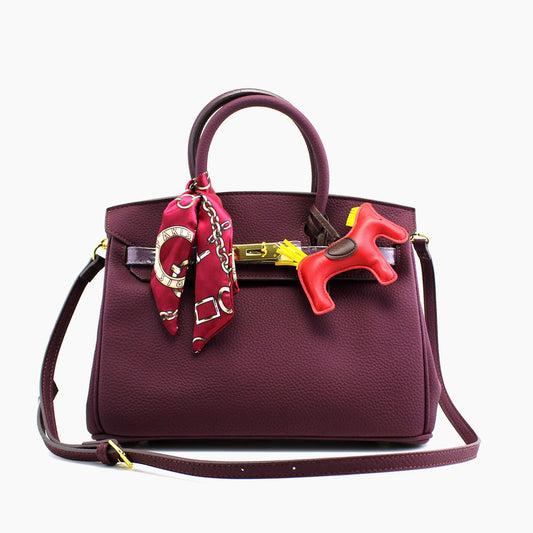 Birkin d'Hermès Cuir bordeaux et accessoires rouge et jaune.