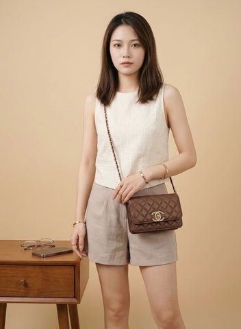 Chanel Wallet on Chain (WOC) Marron Chocolat (cuir) avec fermoir CC en strass